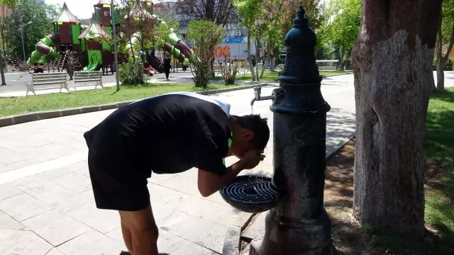 Vatandaşlar soğuk hava depolarında serinliyor
