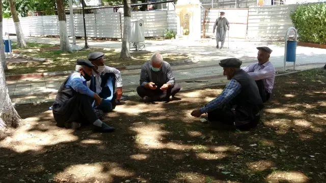 Vatandaşlar soğuk hava depolarında serinliyor
