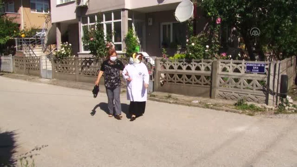 Yaşlılar kısıtlamaların kaldırıldığı ilk gün göl kenarında etkinlikte bir araya geldi