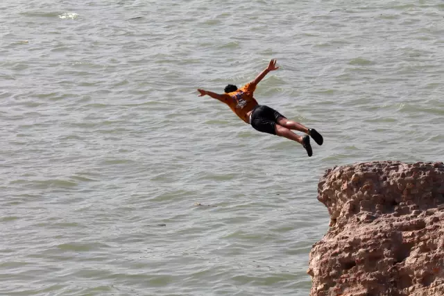Yüksek sıcaklıklarla kavrulan Iraklılar çareyi Dicle Nehri'nde serinlemekte buluyor