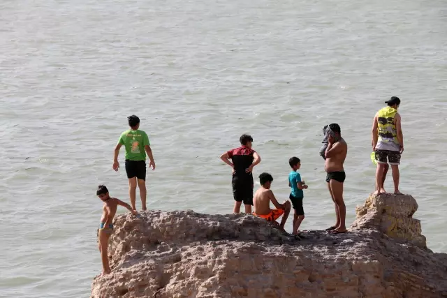 Yüksek sıcaklıklarla kavrulan Iraklılar çareyi Dicle Nehri'nde serinlemekte buluyor