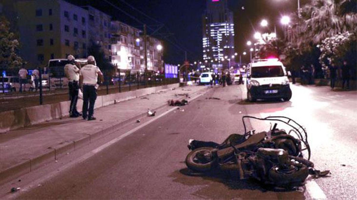 Alkollü sürücü önce motosiklete sonra polise çarptı: 2 yaralı, 2 ölü