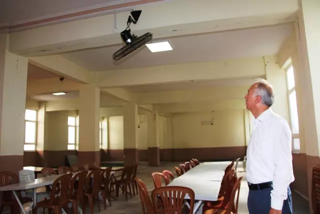 Amasya'daki düğün salonu, vantilatöründeki kuş yavruları büyüyene kadar kapalı kalacak 4 Amasya'daki düğün salonu, vantilatöründeki kuş yavruları büyüyene kadar kapalı kalacak