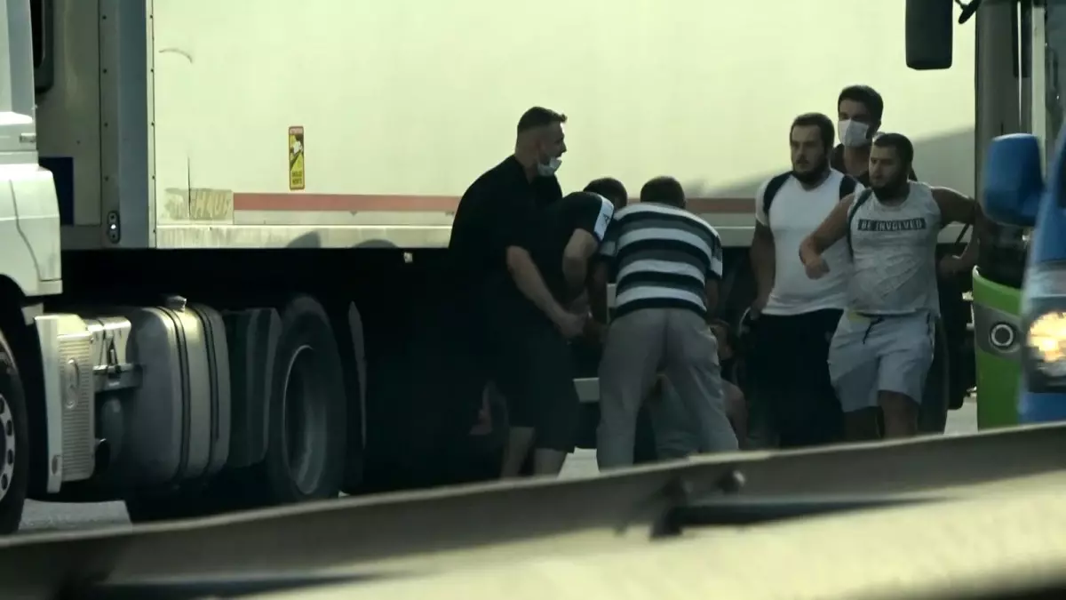 Bariyerlere sıkışan otomobilden çıkıp tır sürücüsüne sopayla saldırdılar