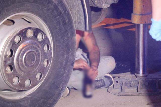 Bıçakla kendine zarar veren alkollü şahsı polis zor zapt etti! Çevredekilere tehditler savurdu