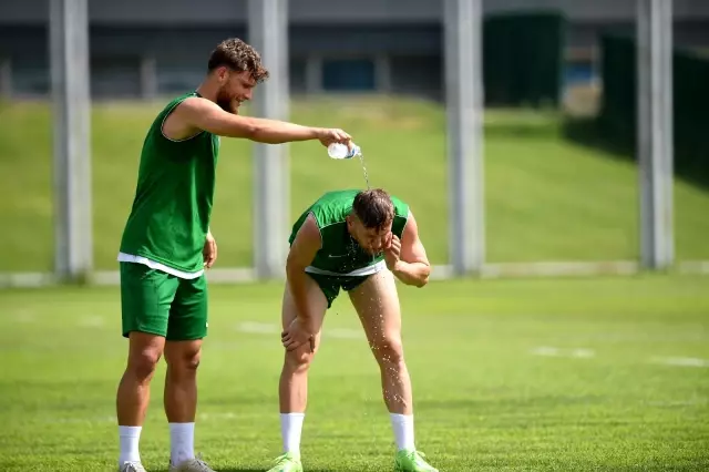 Bursaspor çalışmalarını sıcak havada sürdürdü