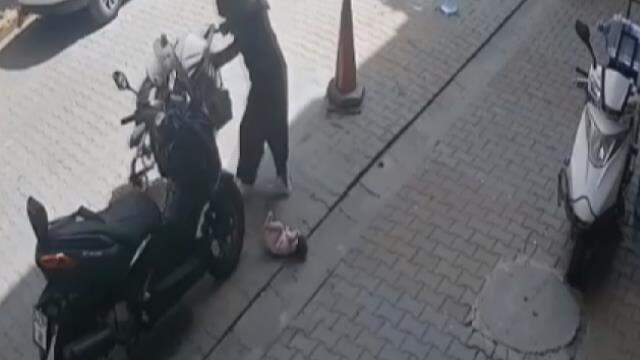 Dalgın anne, bebek arabasındaki çocuğunu yola düşürüp, üstüne bastı