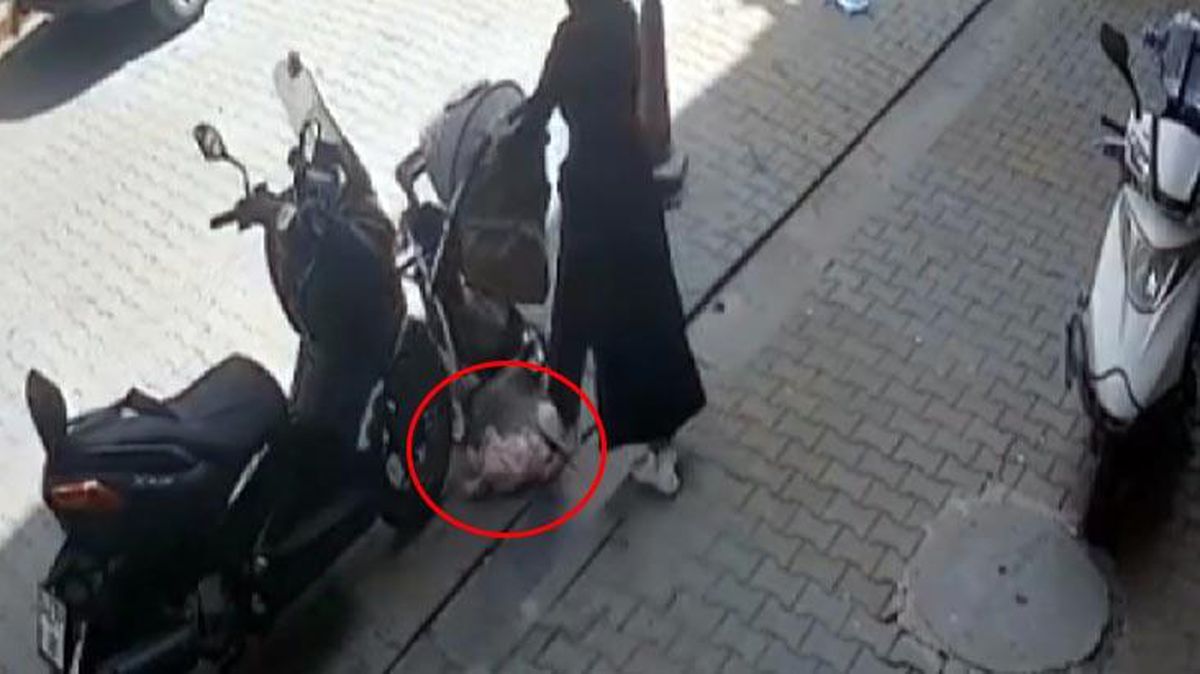 Bebek arabasındaki çocuğunu yola düşürüp üzerine bastı! Korkutan anlar kamerada