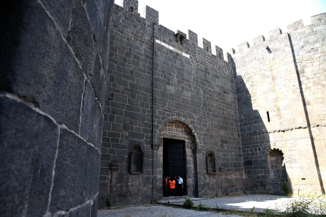 Diyarbakır Surları'ndaki tarihi Dağkapı, 79 yıl sonra restorasyonunun ardından yerine takıldı