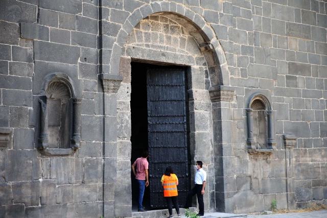 Diyarbakır Surları'ndaki tarihi Dağkapı, 79 yıl sonra restorasyonunun ardından yerine takıldı