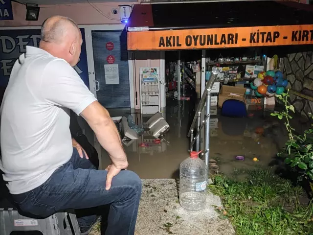 Edirne'de dükkanları sel suları bastı, esnaf malzemelerini kurtarmak için seferber oldu