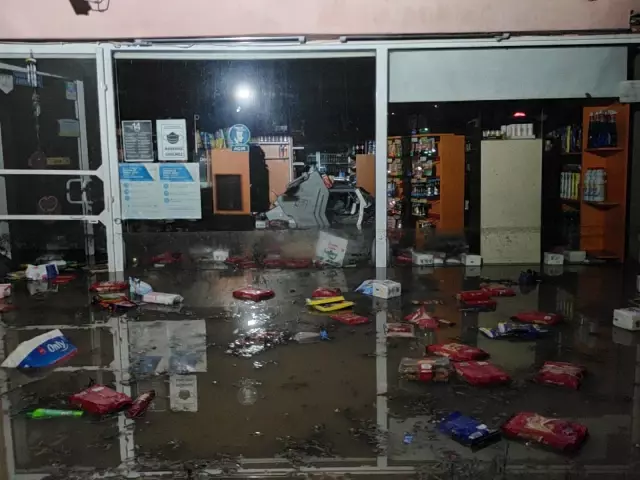 Edirne'de dükkanları sel suları bastı, esnaf malzemelerini kurtarmak için seferber oldu