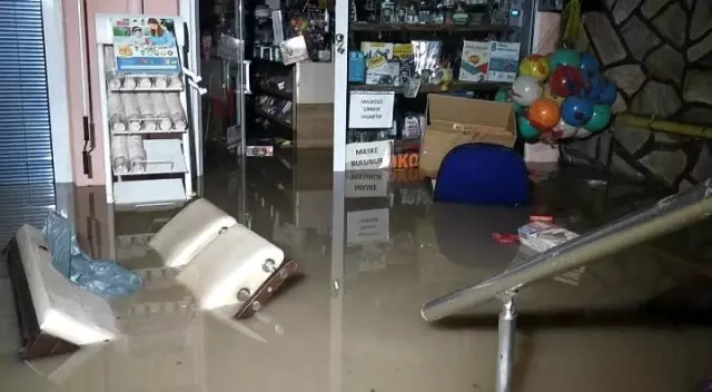 Edirne'de dükkanları sel suları bastı, esnaf malzemelerini kurtarmak için seferber oldu
