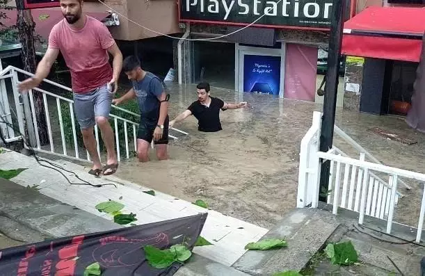 Edirne'de dükkanları sel suları bastı, esnaf malzemelerini kurtarmak için seferber oldu