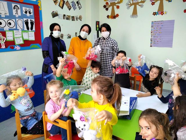 el emegi oyuncaklarla cocuklari sevindirdiler 3 14239651 o