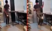 Mide bulandıran görüntüler! Fırın çalışanı, ekmek hamuru ile top oynar benzeri oynadı Mide bulandıran görüntüler! Fırın çalışanı, ekmek hamuru ile top oynar benzeri oynadı