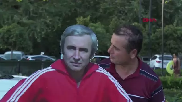 HABABAM SINIFI OYUNCUSU TUNCAY AKÇAY: BİR KAHKAHA İLE BAŞLADIĞIM SİNEMADA 120 FİLMDE OYNADIM