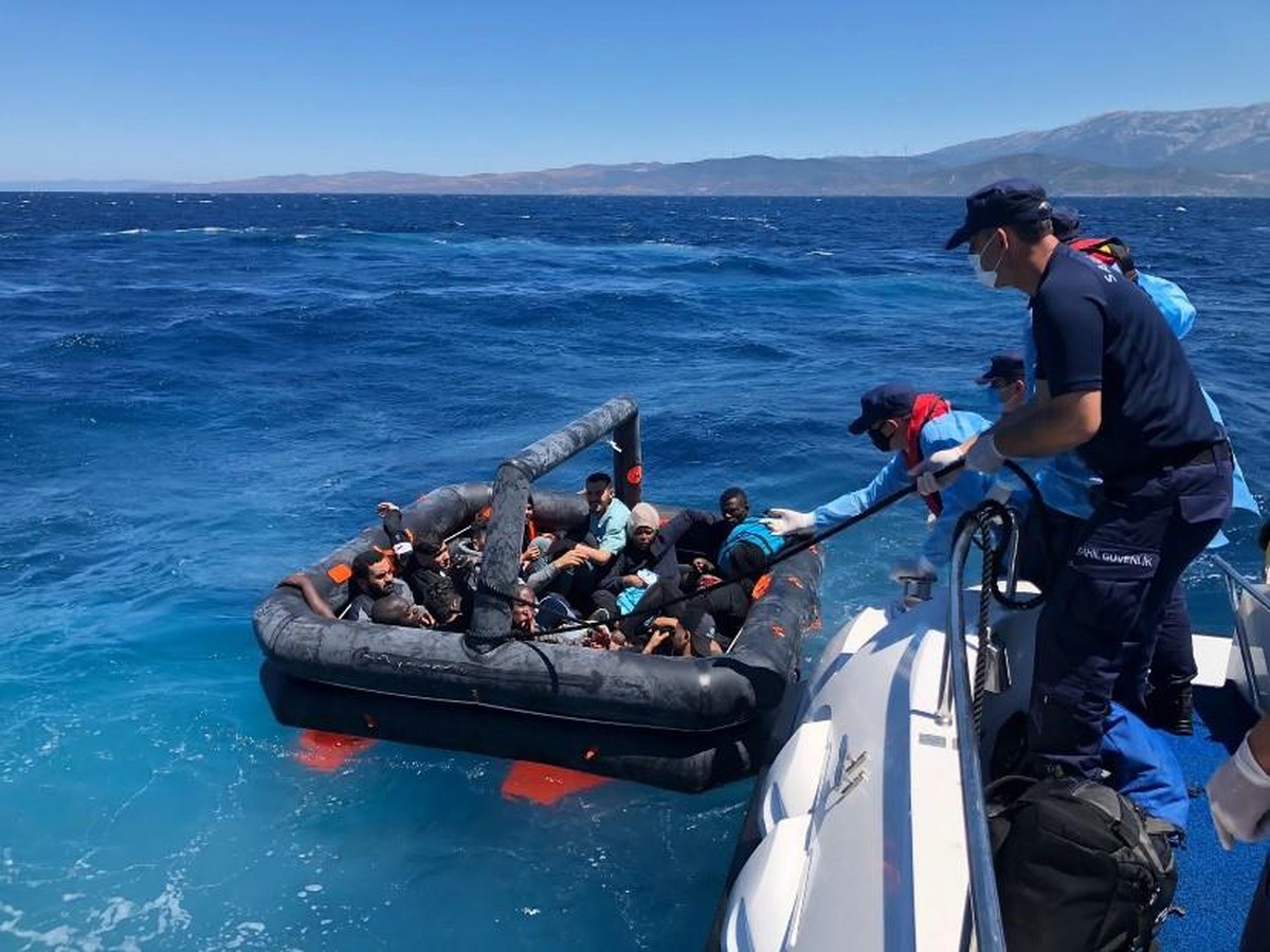 İzmir açıklarında Türk kara sularına itilen 26 sığınmacı kurtarıldı - Vimarsana News