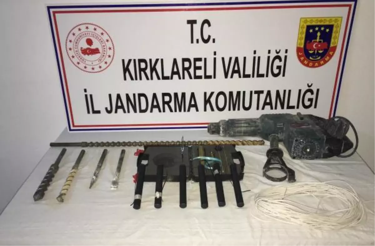 Jandarmadan kaçtıkları araçta 6 dinamit lokumu ve kablolar ele geçirildi