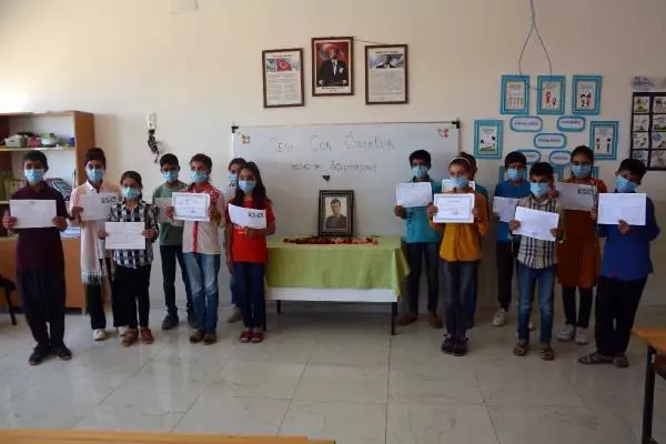 KARNELERİNİ ALAN ÖĞRENCİLER ŞEHİT ÖĞRETMENLERİNİ ANDI