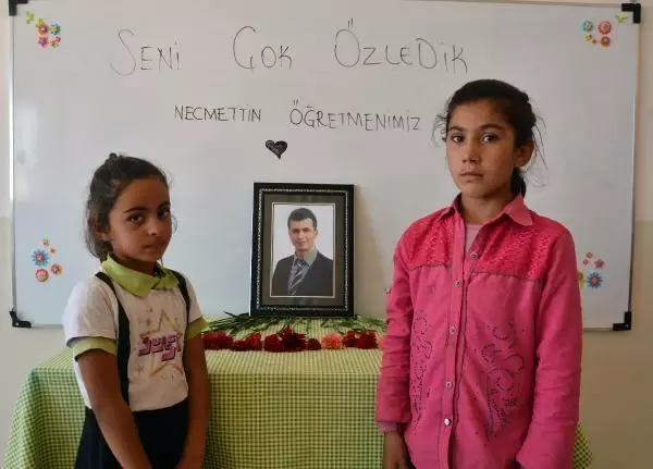 KARNELERİNİ ALAN ÖĞRENCİLER ŞEHİT ÖĞRETMENLERİNİ ANDI