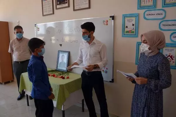 KARNELERİNİ ALAN ÖĞRENCİLER ŞEHİT ÖĞRETMENLERİNİ ANDI
