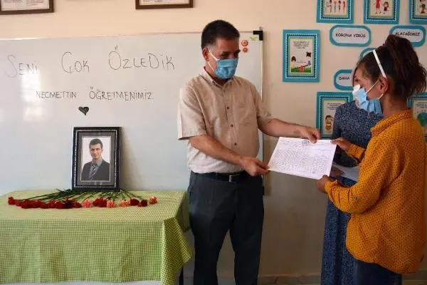 KARNELERİNİ ALAN ÖĞRENCİLER ŞEHİT ÖĞRETMENLERİNİ ANDI