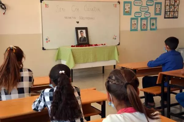 KARNELERİNİ ALAN ÖĞRENCİLER ŞEHİT ÖĞRETMENLERİNİ ANDI