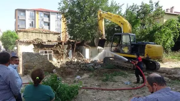 KEŞAN�DA MADDE BAĞIMLILARIN UĞRAK YERİ HALİNE GELEN 230 METRUK EV