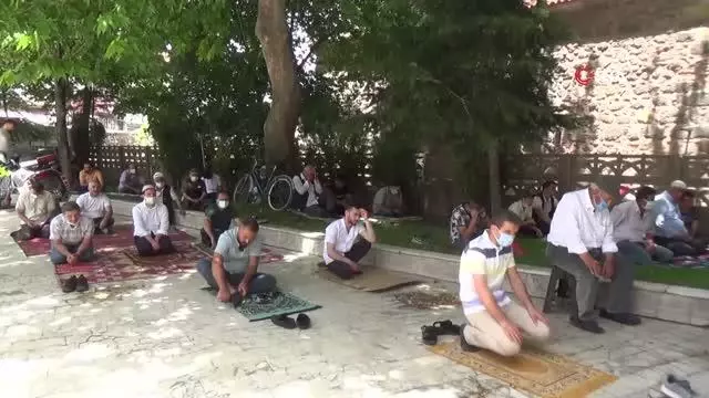 Normalleşmenin ilk cumasında vatandaşlar camilere akın etti Normalleşmenin ilk cumasında vatandaşlar camilere akın etti