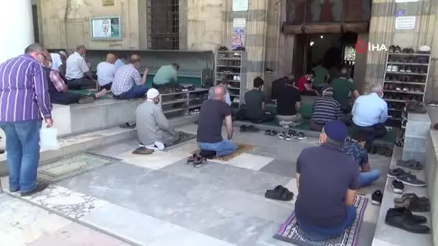 Normalleşmenin ilk cumasında vatandaşlar camilere akın etti 3 Normalleşmenin ilk cumasında vatandaşlar camilere akın etti
