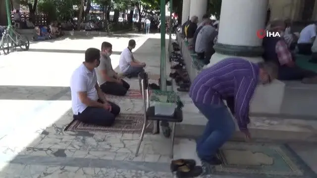 Normalleşmenin ilk cumasında vatandaşlar camilere akın etti 4 Normalleşmenin ilk cumasında vatandaşlar camilere akın etti