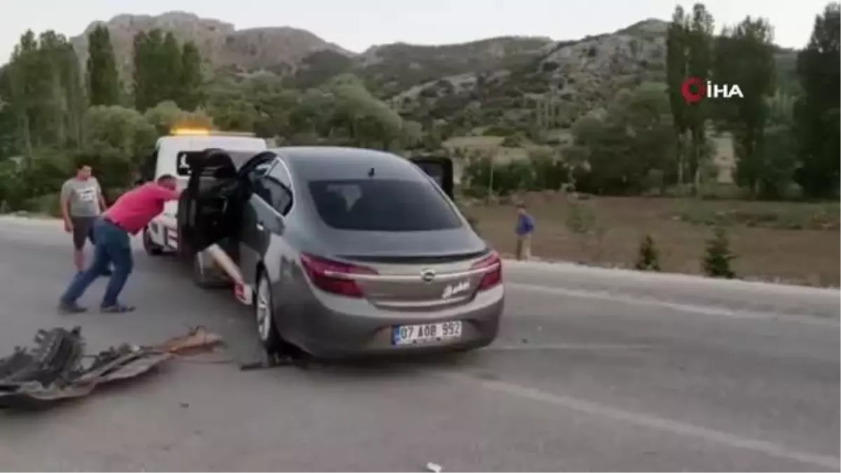 Otomobil ile kamyonet çarpıştı, mobilya yüklü kamyonet yan yatıp sürüklendi