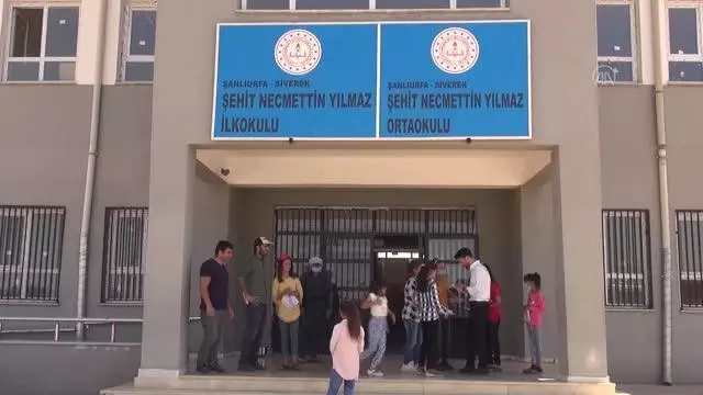 ŞANLIURFA - Şehit Necmettin Yılmaz'ın öğrencileri, karne gününde öğretmenlerini andı