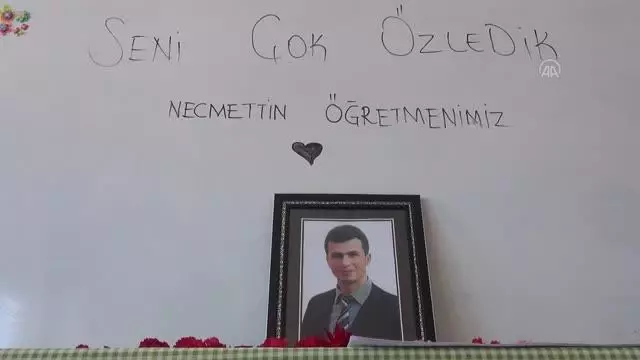 ŞANLIURFA - Şehit Necmettin Yılmaz'ın öğrencileri, karne gününde öğretmenlerini andı