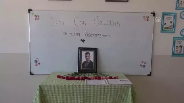 ŞANLIURFA - Şehit Necmettin Yılmaz'ın öğrencileri, karne gününde öğretmenlerini andı