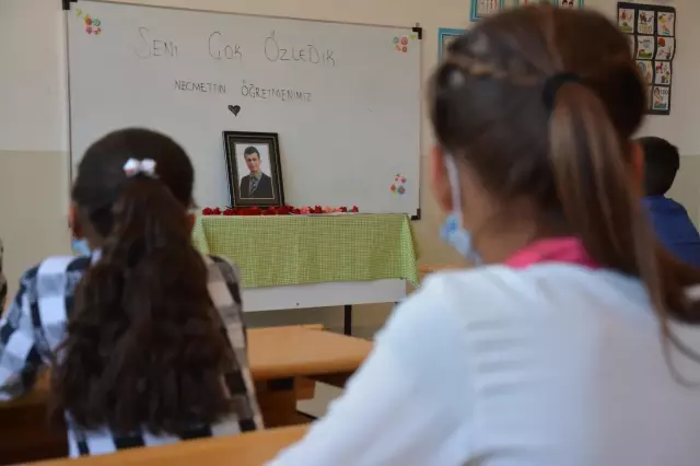 ŞANLIURFA - Şehit Necmettin Yılmaz'ın öğrencileri, karne gününde öğretmenlerini andı