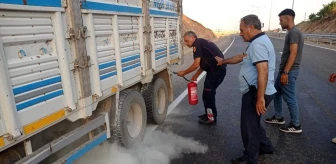 Siirt'te lastiklerden çıkan dumanı fark eden sürücü kamyonu yanmaktan kurtardı
