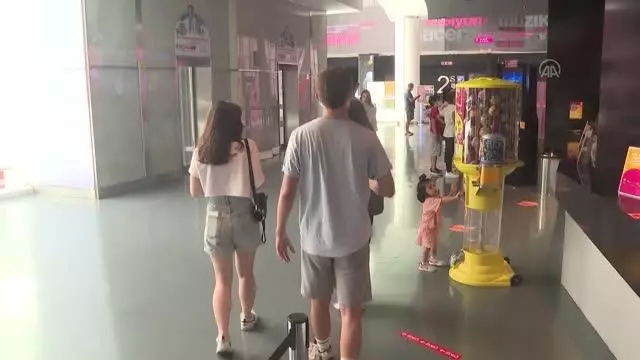 Sinema salonları misafirlerini yeniden ağırlamaya başladı