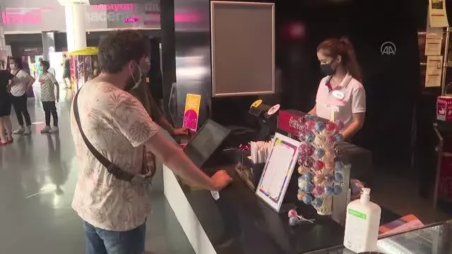 Sinema salonları misafirlerini yeniden ağırlamaya başladı