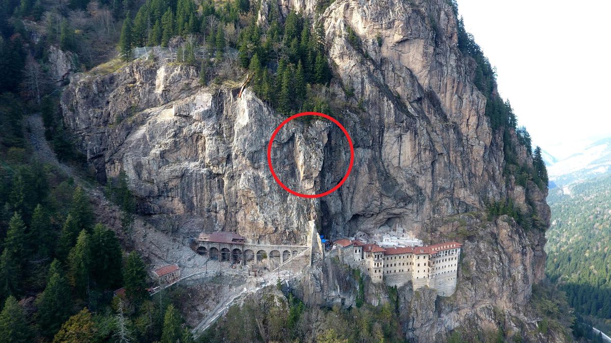Sümela Manastırı'nda 360 tonluk dev kaya tehdidi! 16 metrelik çelik kazıklarla yamaca sabitlenecek