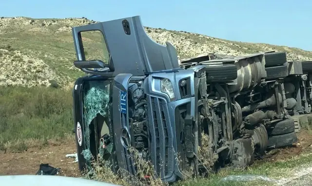 Sungurlu'da tavuk yüklü tır devrildi