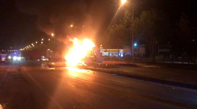 Trafik yön tabelasına çarpan tır böyle patladı Trafik yön tabelasına çarpan tır böyle patladı