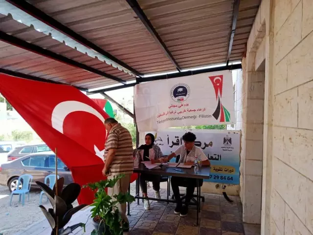 Türkiye mezunu Filistinliler, Batı Şeria'daki Tıp Günü etkinliğinde halka ücretsiz sağlık hizmeti sundu
