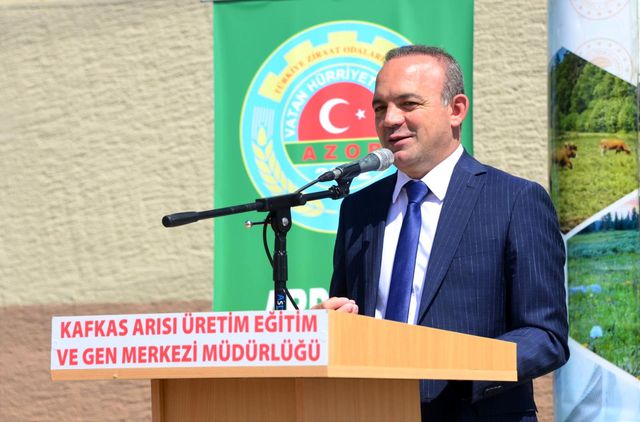 Vali Hüseyin Öner, arıcılık kursunu tamamlayan kadınlara belge dağıttı