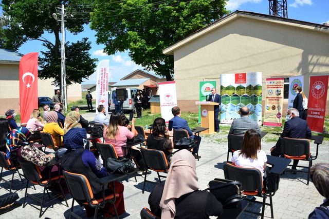 Vali Hüseyin Öner, arıcılık kursunu tamamlayan kadınlara belge dağıttı