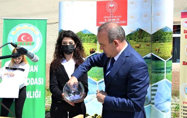 Vali Hüseyin Öner, arıcılık kursunu tamamlayan kadınlara belge dağıttı