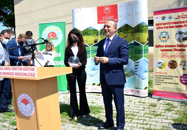 Vali Hüseyin Öner, arıcılık kursunu tamamlayan kadınlara belge dağıttı