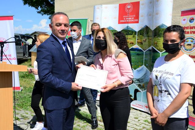 Vali Hüseyin Öner, arıcılık kursunu tamamlayan kadınlara belge dağıttı