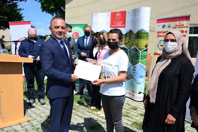 Vali Hüseyin Öner, arıcılık kursunu tamamlayan kadınlara belge dağıttı